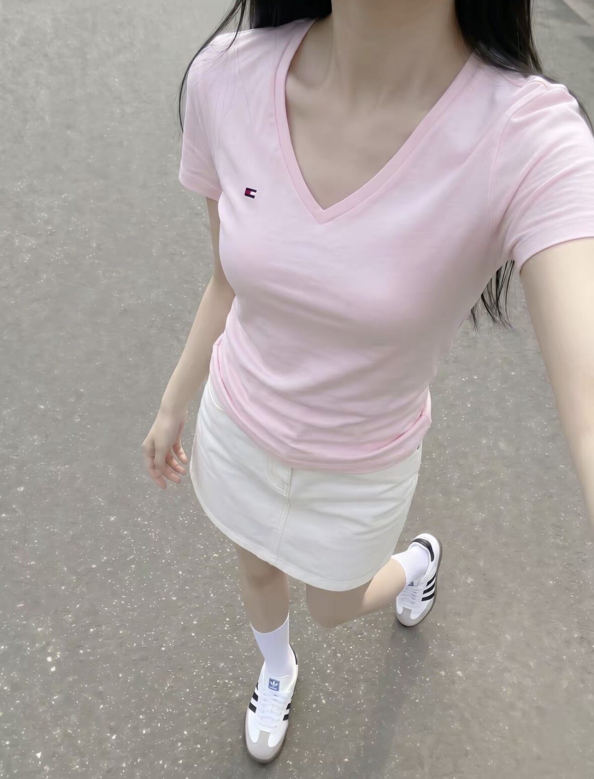 TOMMY Hilfiger汤米女士经典款V领短袖 纯色刺绣logo美国直邮图片