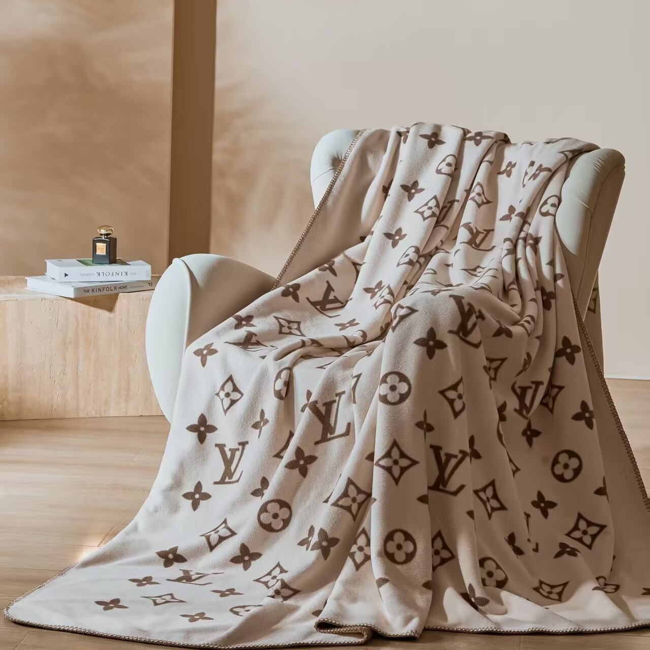 【原单出口】高奢经典四叶草毛毯轻奢风老花沙发盖毯时尚休闲毯子