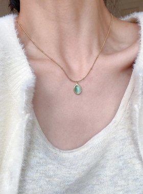 永远屈服于绿色猫眼项链