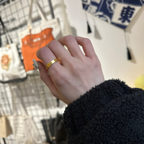 越看越好看宽面仿真金戒指