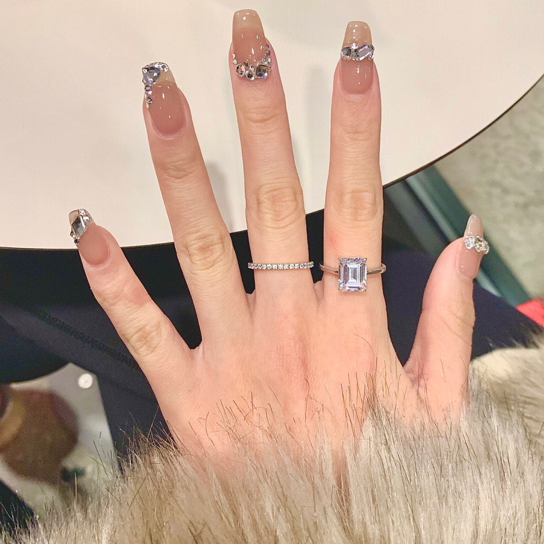 时髦富家千金超大冰糖钻戒