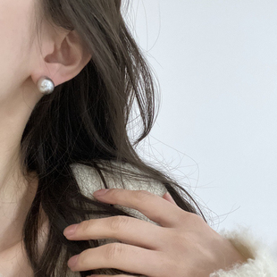 云卷云舒，从容不惊。柔光盈盈优雅知性水晶透亮灰珍珠耳钉温柔