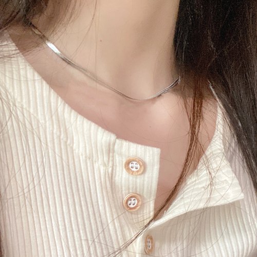 经典简约丝滑不过时蛇骨锁骨链