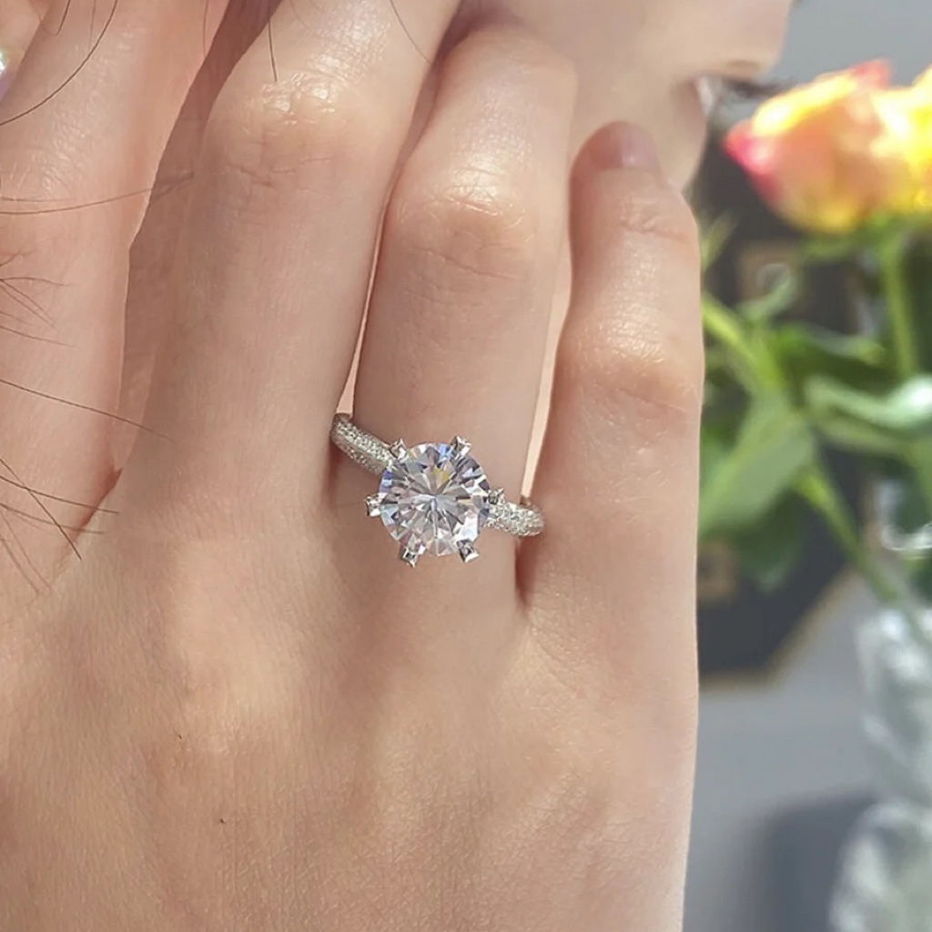 经典镶满钻六爪钻戒气质大方