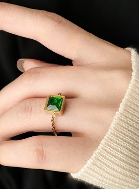 小众设计感巨显白祖母绿戒指