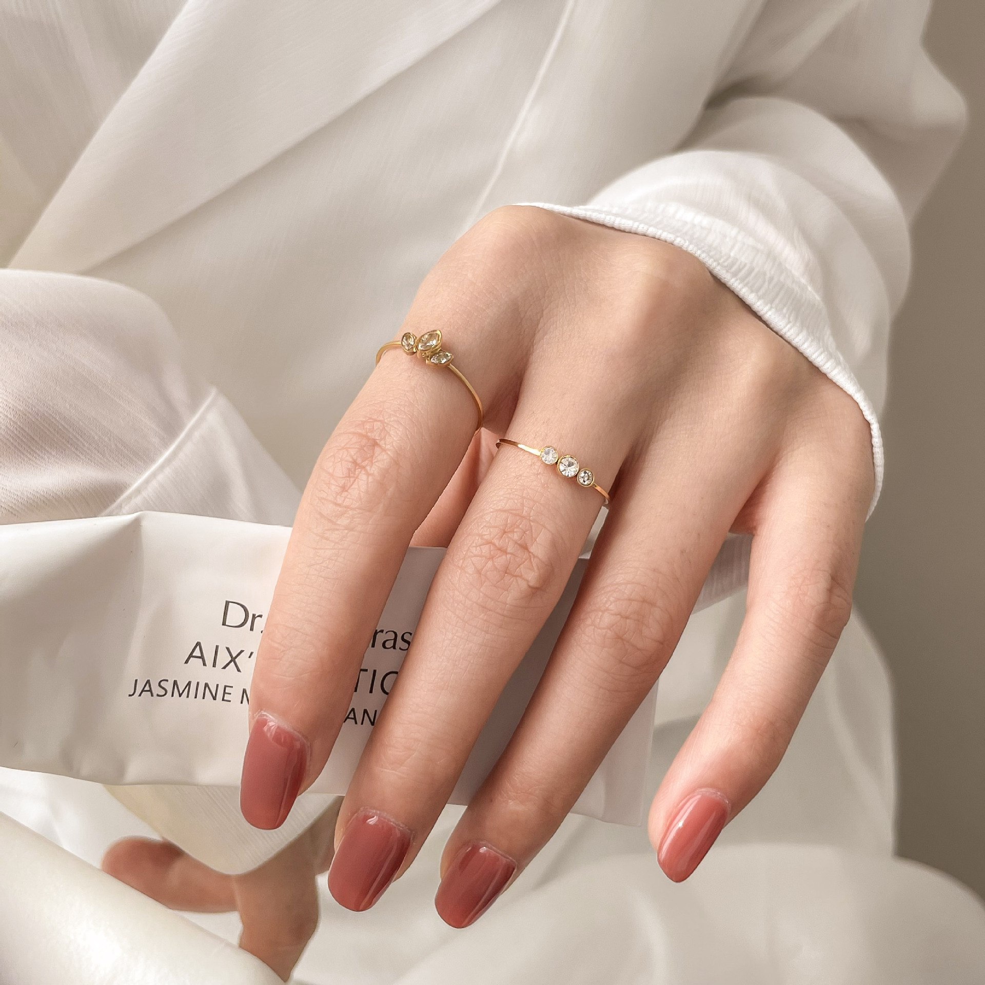 休闲大方时尚有造型叠戴戒指气质