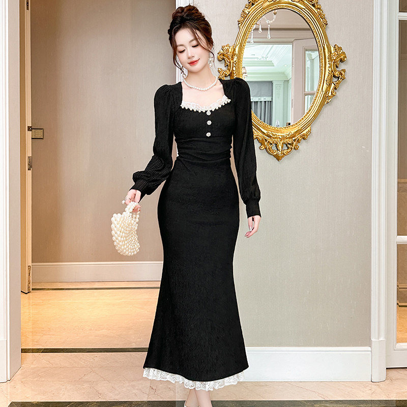 黑色针织连衣裙女秋冬轻奢高级感显瘦御姐风方领修身花边鱼尾裙子