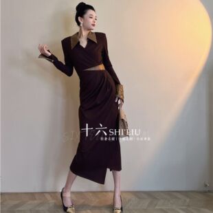 【十六原创】2024新款深棕色修身百搭红时尚女装连衣裙45008