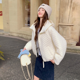 千金风白色菱格连帽棉服女短款冬季小个子宽松慵懒风轻薄保暖外套