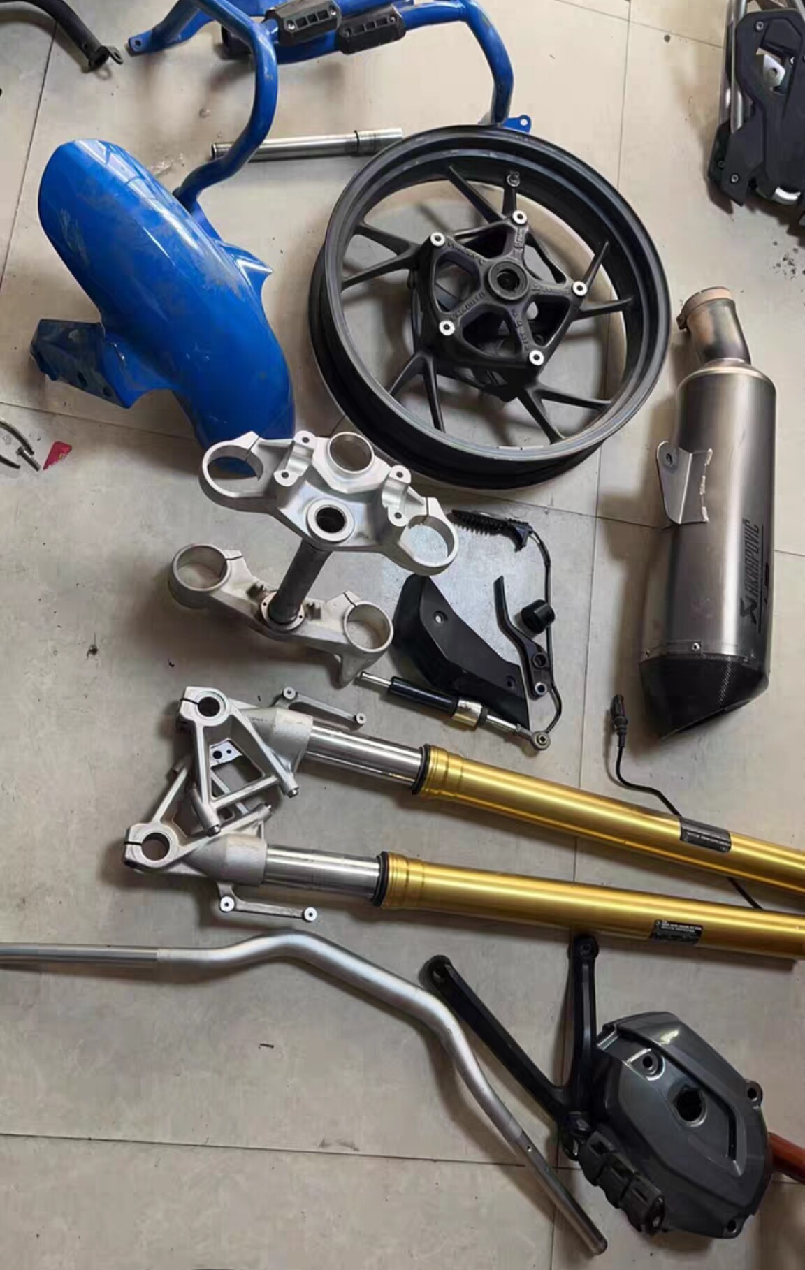 宝马r1200r 前减震 上下三星。轮毂。排气。车把。