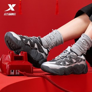 特步菠萝2.0女鞋2026春新款百搭运动休闲复古老爹鞋974118320016