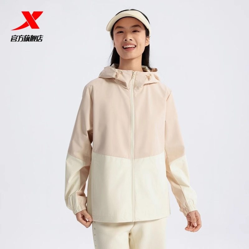 特步冲锋衣外套女2025春季新款连帽双层风衣梭织上衣975128150066 运动服/休闲服装 运动茄克/外套 原图主图