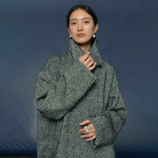 月泠泠 「熠耀」2025年冬季人字纹设计感中性风单排扣中长款大衣