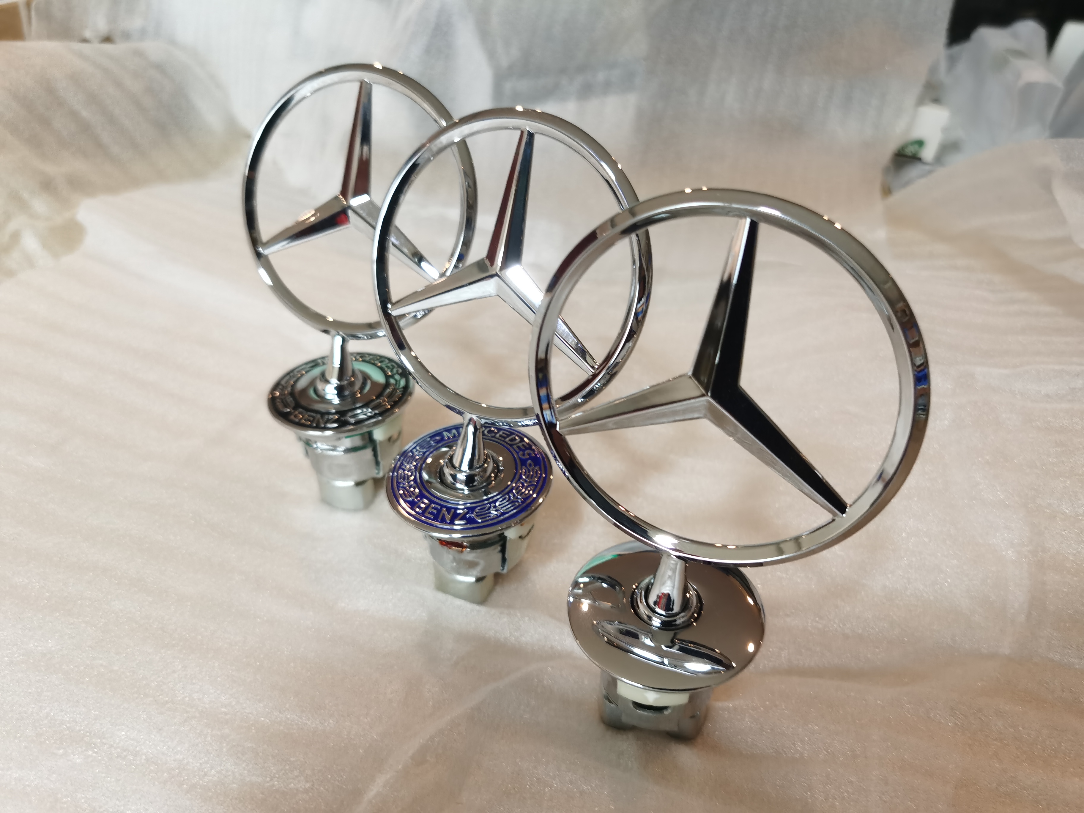 适用于奔驰E级e300前机盖立标 S级s320L s400 GLS480前车标改装