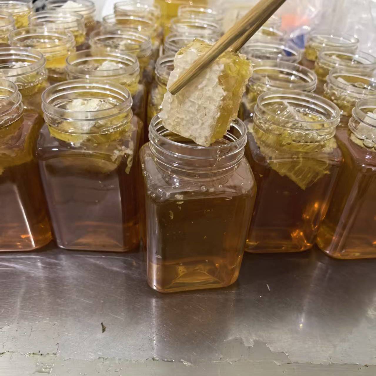 纯正天然巢加蜜嚼着吃蜂巢蜜封盖蜂蜜成熟巢蜜加蜂蜜正宗农家蜂蜜