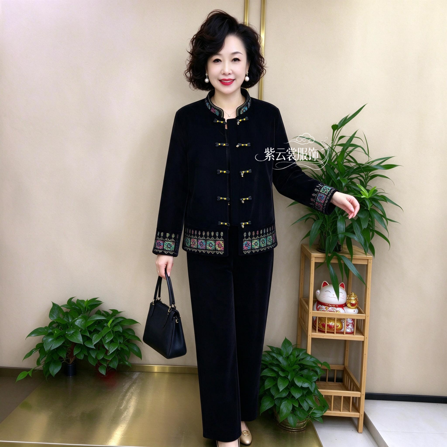 高端冬季妈妈丝绒刺绣花短款黑色棉服中老年保暖洋气唐装棉袄外套