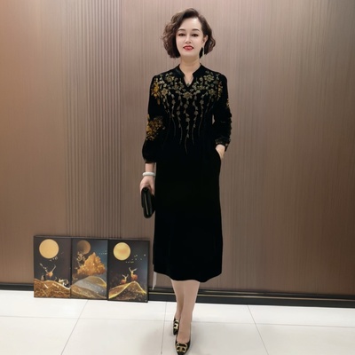 高端妈妈秋冬新款重工烫钻洋气连衣裙丝绒宽松大码遮肉显瘦打底裙