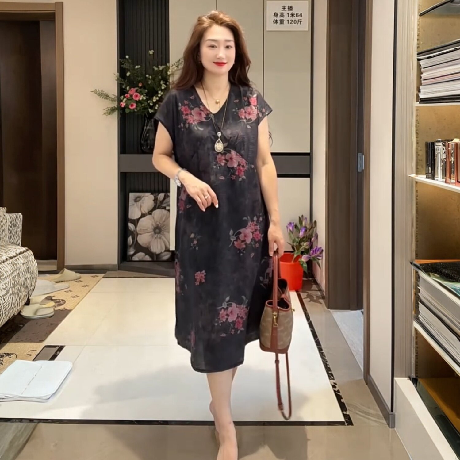 夏季中老年妈妈短袖气质V领印花连衣裙时尚宽松大版洋气冰棉长裙