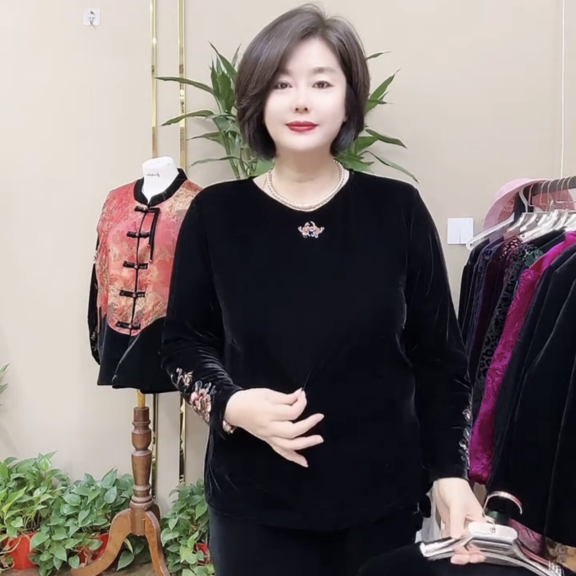 新款刺绣大码女秋冬长袖T恤宽松中老年妈妈装减龄丝绒打底衫上衣