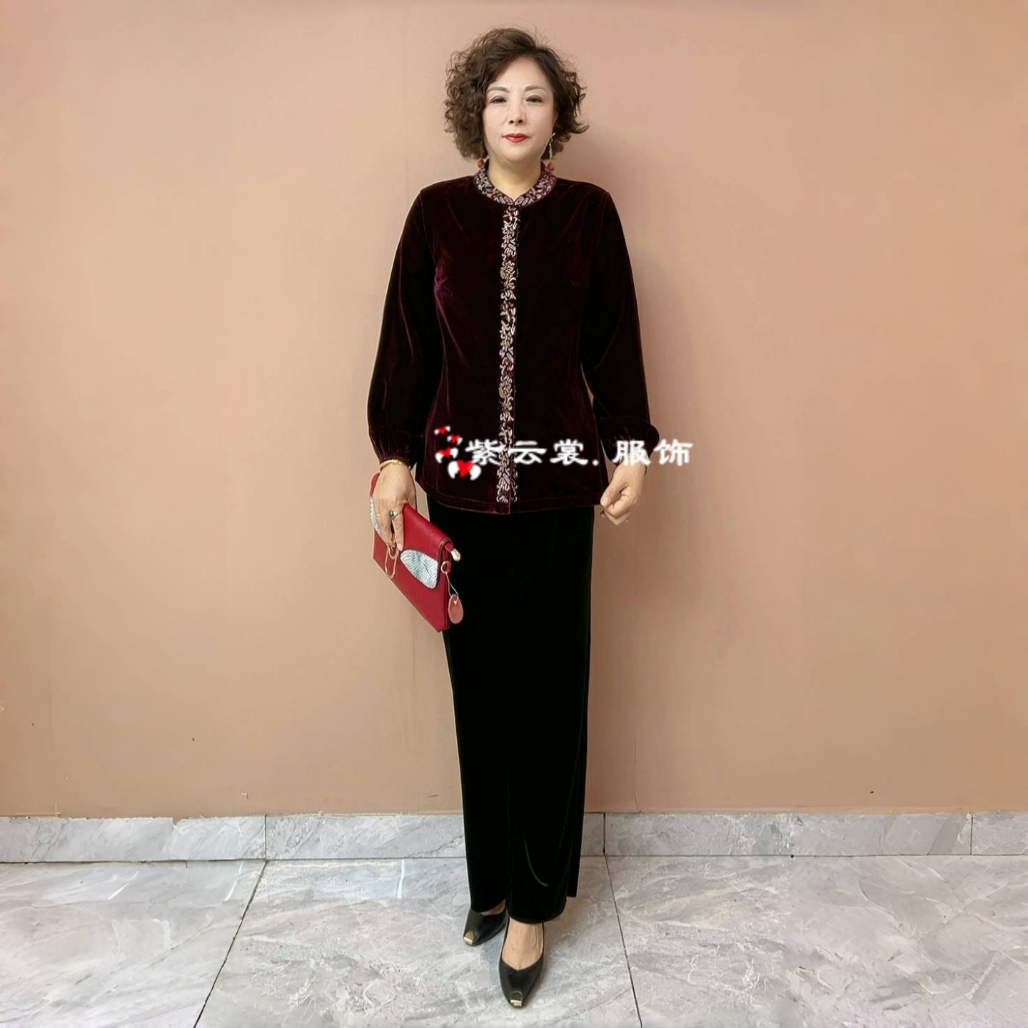秋冬新款中老年丝绒绣花开衫大码宽松遮肉妈妈弹力洋气阔腿裤套装