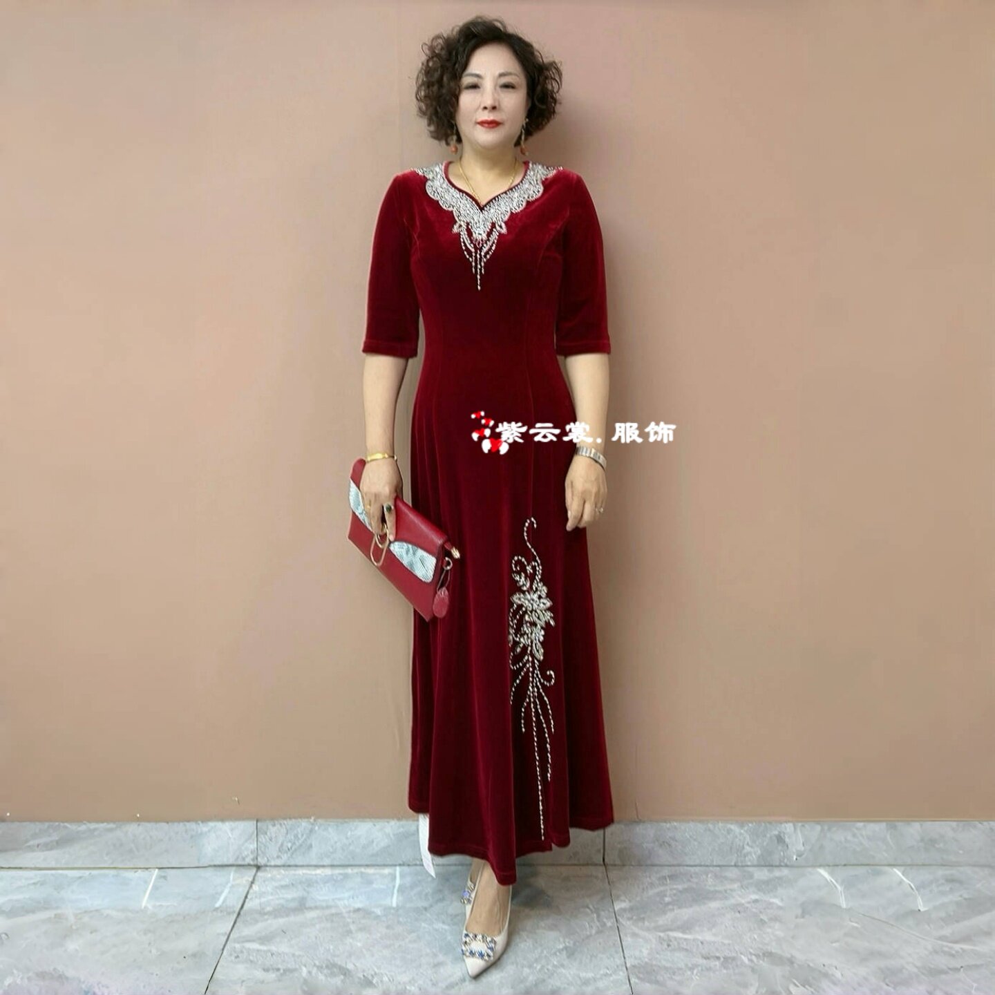 高端气质中年丝绒连衣裙大码显瘦时尚年轻喜婆婆镶钻婚宴长款礼服
