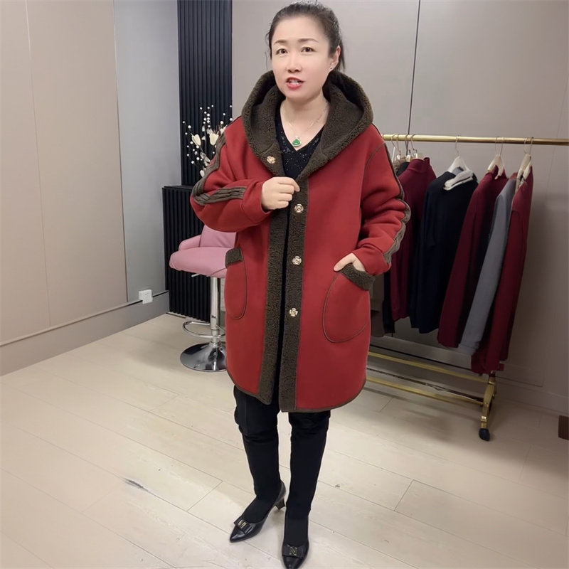 妈妈装加绒加厚保暖时尚外套女冬季新款休闲连帽中长款羊羔毛大衣