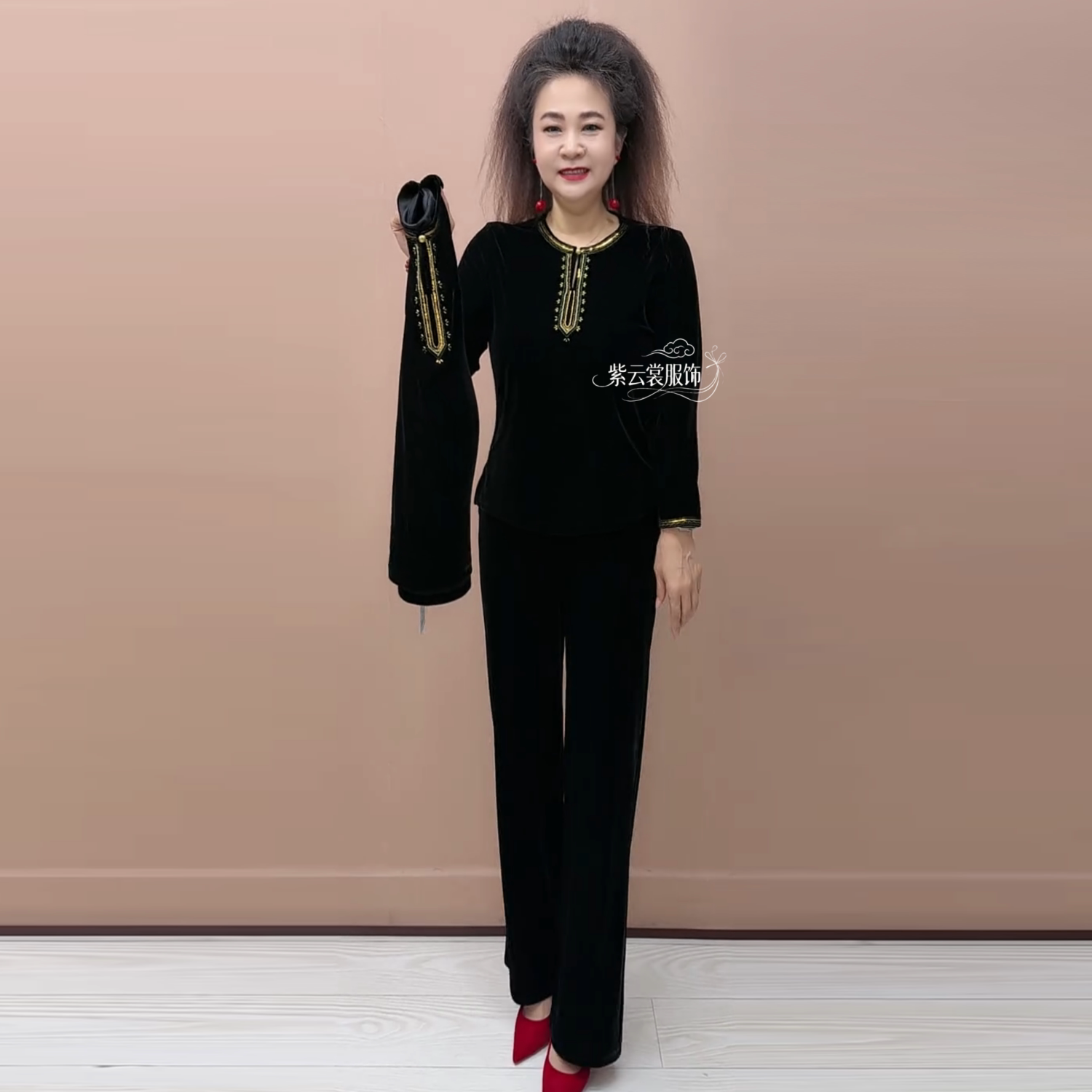 秋冬中老年妈妈丝绒刺绣中老年打底小衫宽松显瘦旗袍上衣两件套装