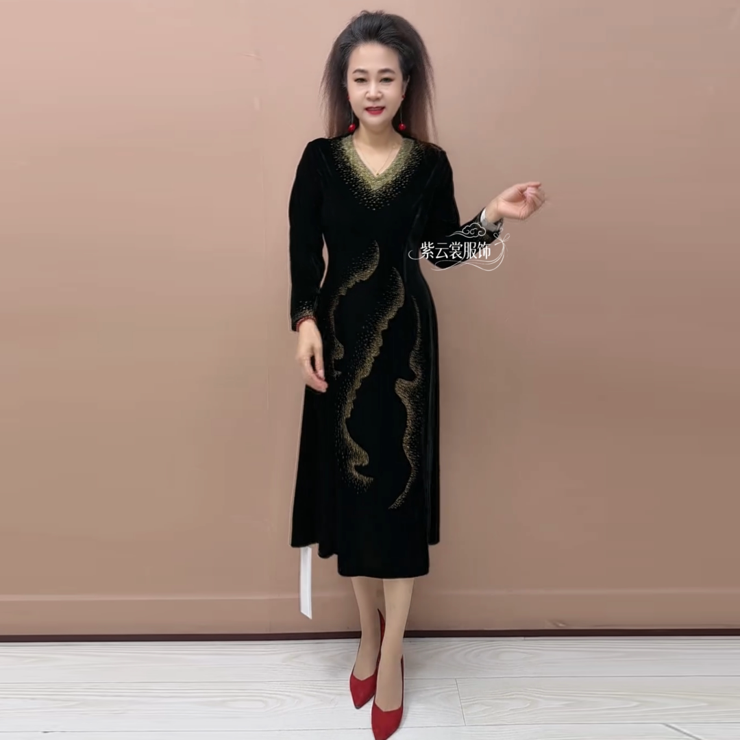 高贵气质中老年妈妈秋冬V领连衣裙丝绒镶钻宽松显瘦200斤大码长裙