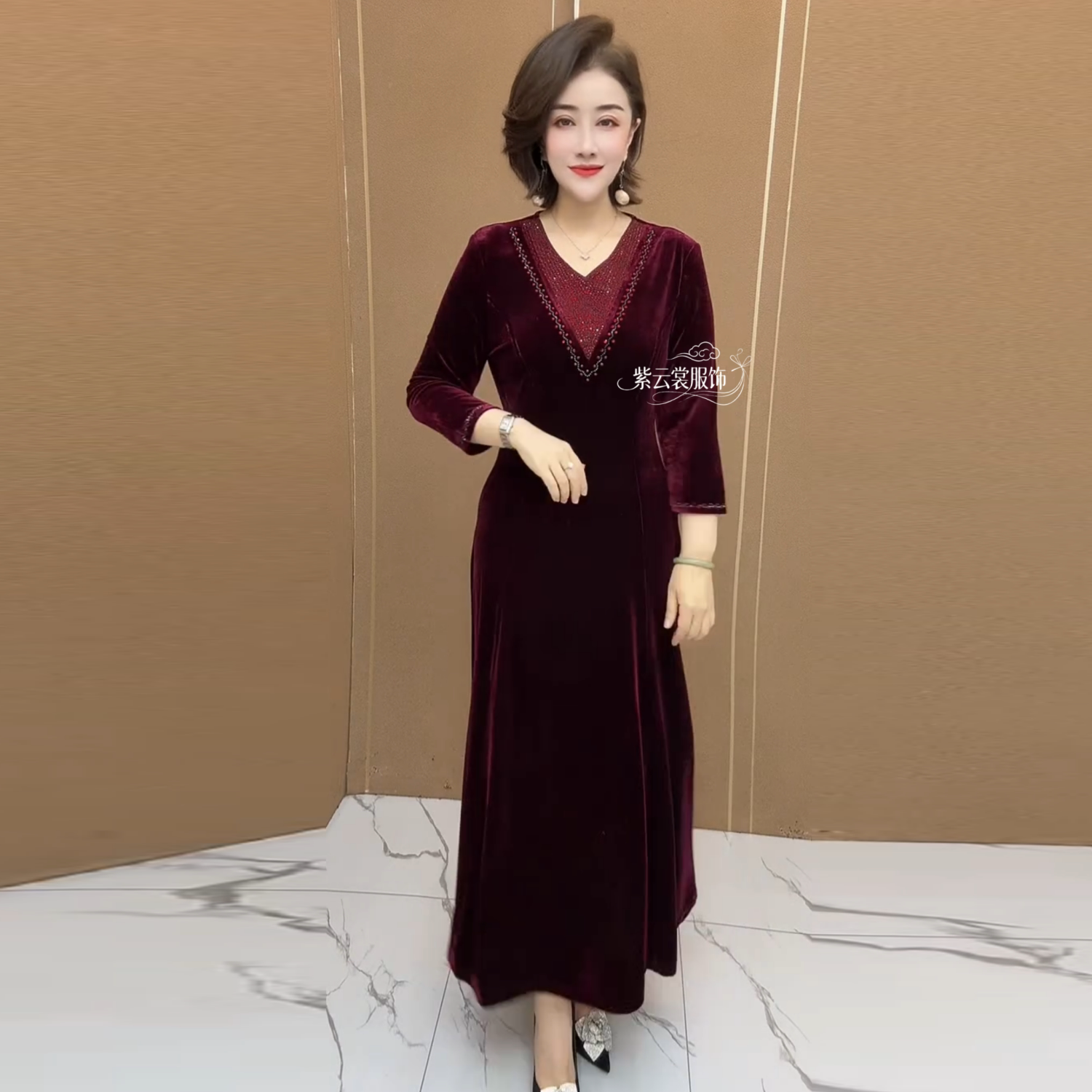 高贵气质中老年妈妈装秋冬V领连衣裙丝绒镶钻弹力200斤大码长裙女