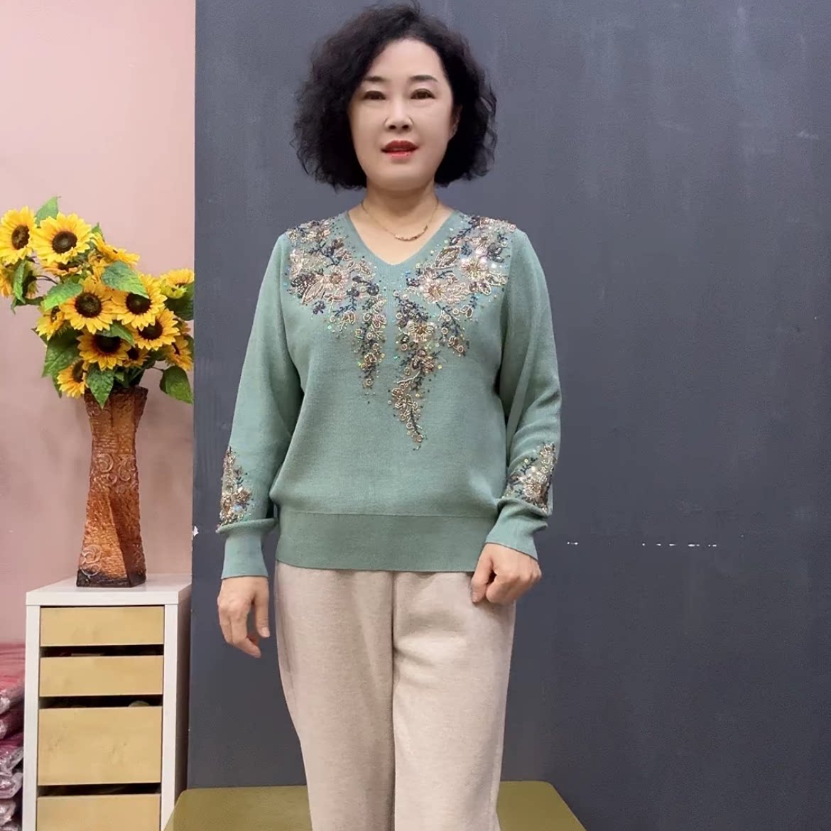 中老年妈妈长袖宽松大码遮肉重工刺绣镶钻打底针织衫焦麻洋气毛衣