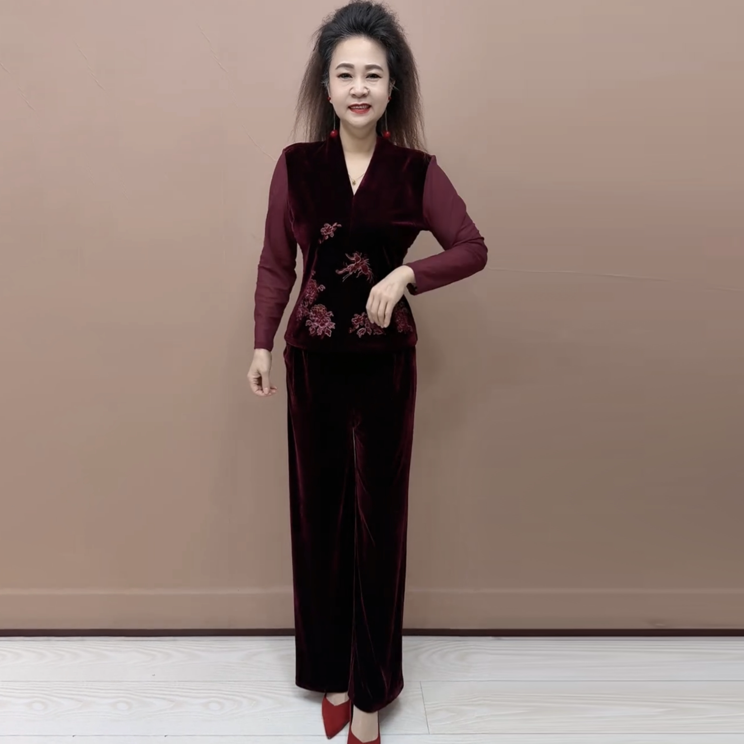 高端气质春装新款中式重工绣花V领旗袍衬衫中年妈妈弹力丝绒上衣