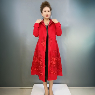 春秋高端长袖风衣中老年妈妈时尚减龄中长款大码刺绣连帽锦棉外套