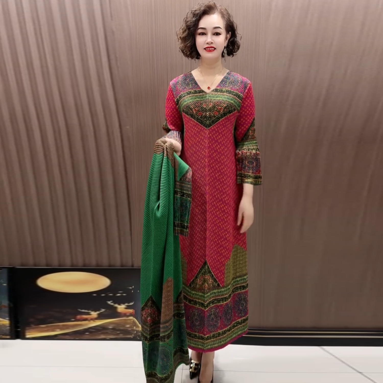 高端阔太太洋气中年妈妈褶皱春装新款大码长裙弹力V领百褶连衣裙