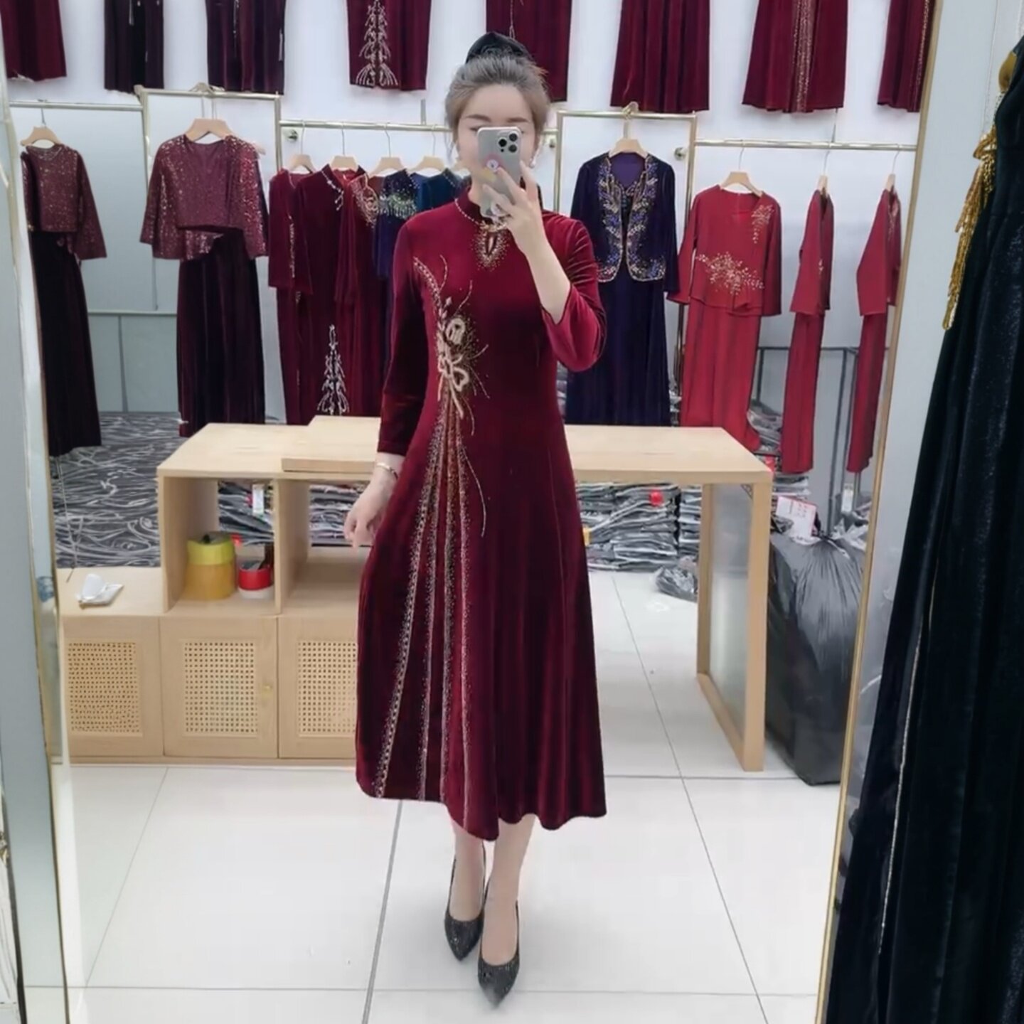 时尚洋气妈妈结婚礼服轻奢高级感喜婆婆婚宴装金丝绒高贵旗袍长裙