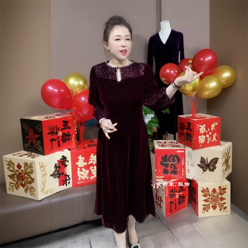高端春秋中年妈妈过膝长款真丝绒钩花洋气减龄宽松遮肉大码连衣裙