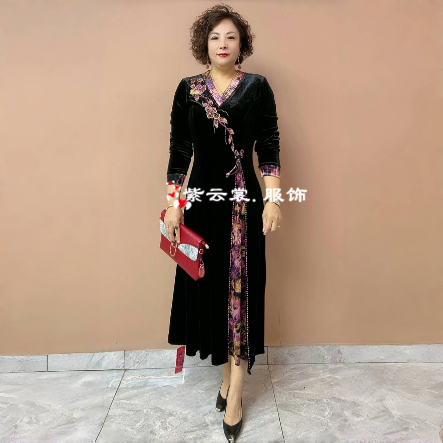 中年妈妈气质连衣裙大码收腰显瘦洋气秋冬新款过膝刺绣花丝绒长裙