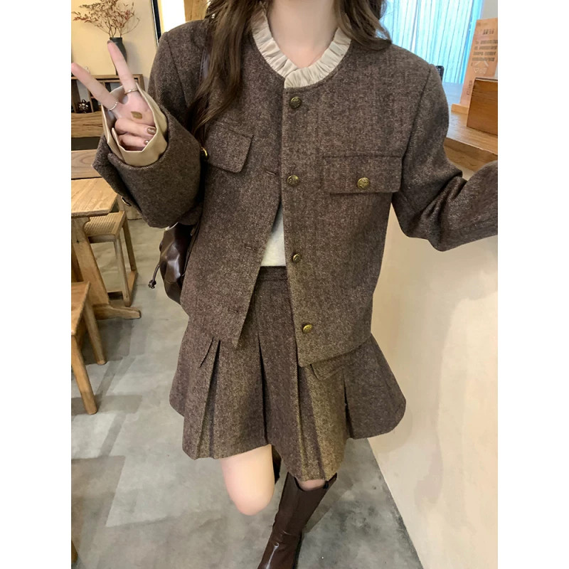 美拉德穿搭套装假两件正肩小香风短款外套百褶短裙毛呢两件套
