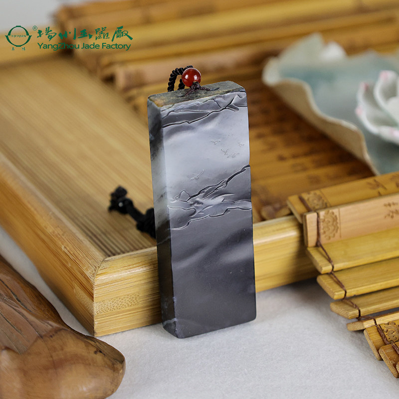 玉缘天然新疆和田青花籽料山高任鸟飞玉牌挂件大师工油润细腻收藏