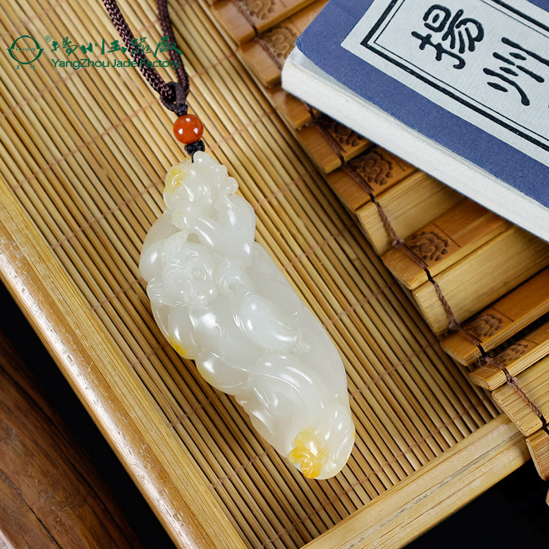 玉缘天然和田玉新疆白玉籽料三缄把件油润细腻洒金皮大师工收藏品