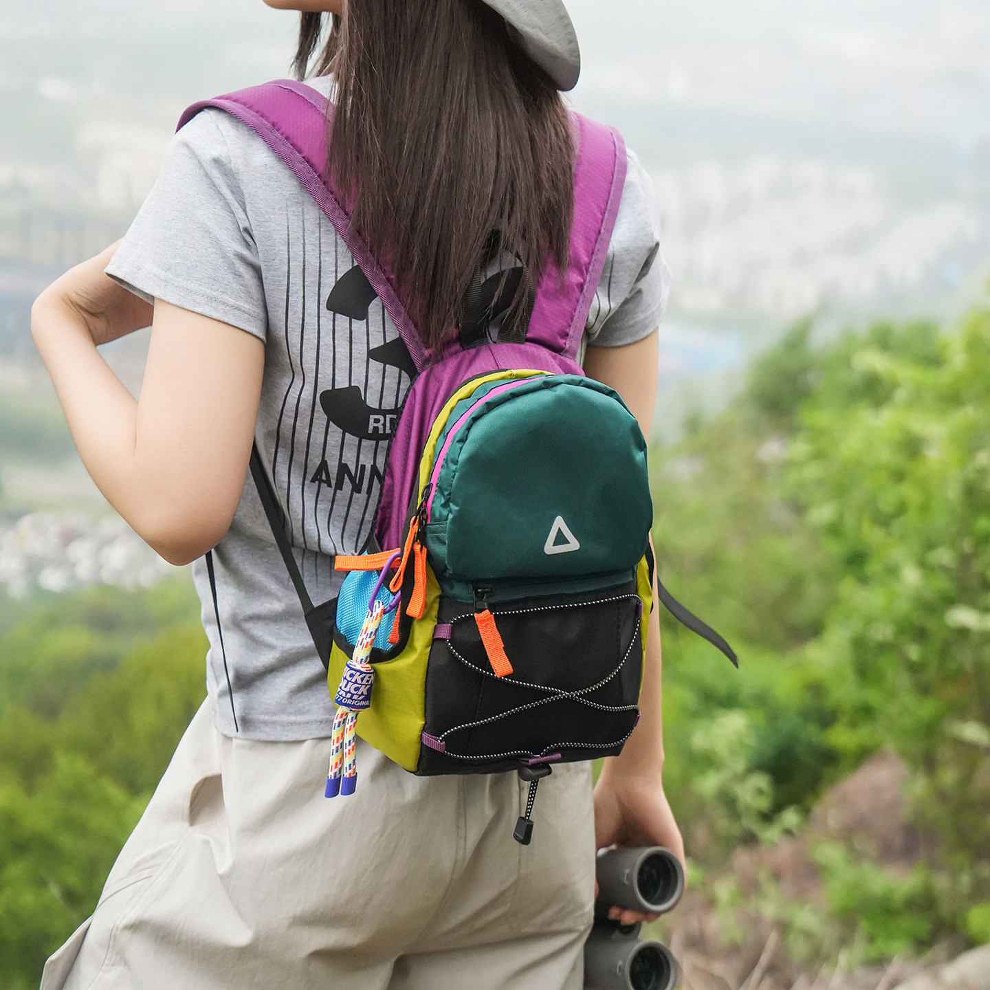 户外撞色轻便防水出游登山包双肩图片