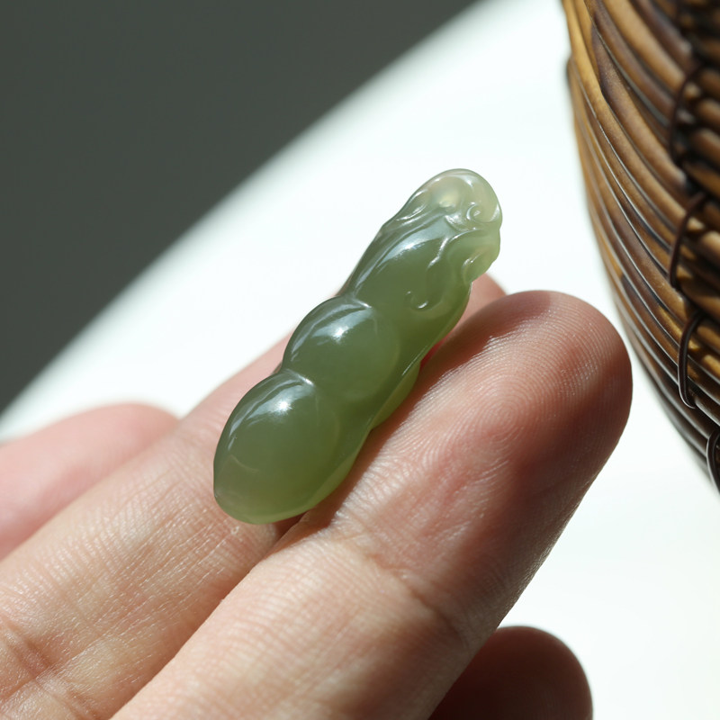 天然和田玉豆角吊坠 青白玉山料湖水绿冰透连中三元挂件
