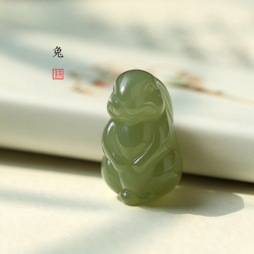 天然和田玉生肖兔吊坠 青白玉老坑山料 晴水色 挂件