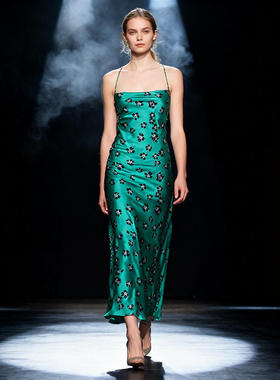 新款 翠绿色碎花吊带露背抽绳长款连衣裙2025秋季度假风丝质裙