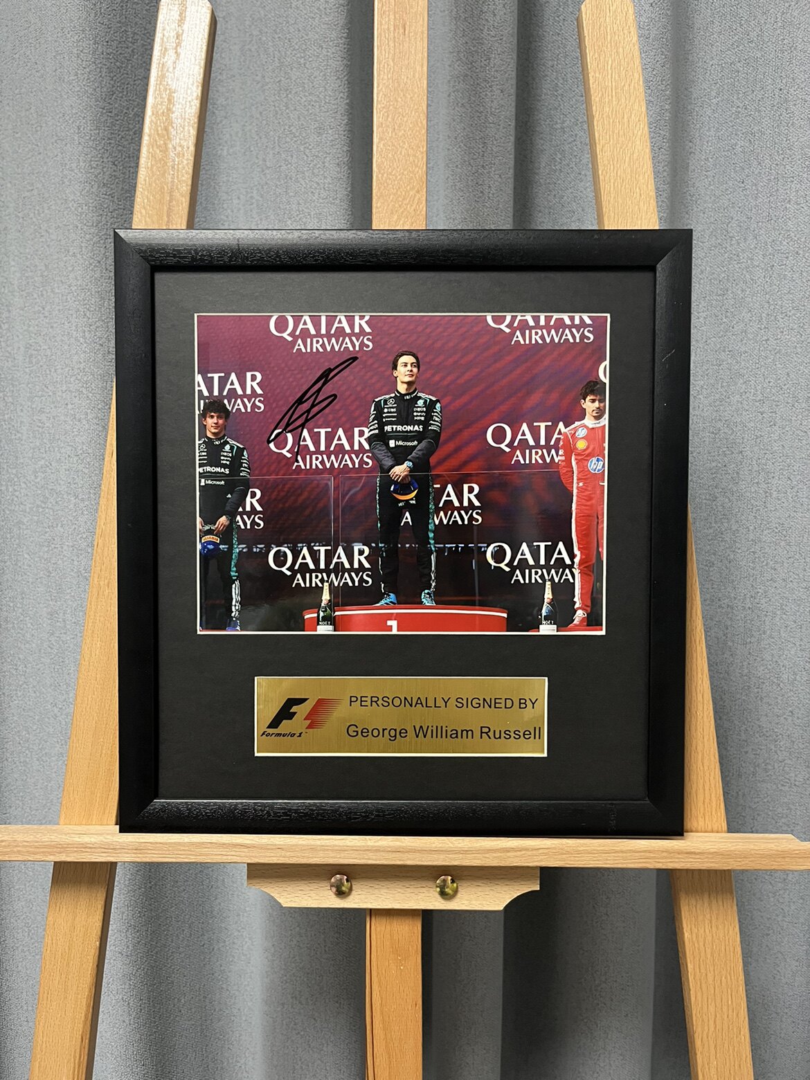 拉塞尔亲笔签名十寸裱框大照片  F1赛车手