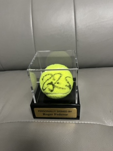 费德勒亲笔签名网球