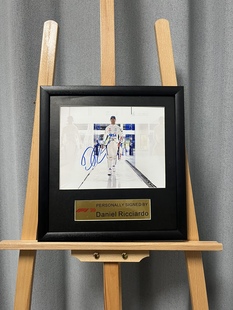 丹尼尔里卡多亲笔签名十寸裱框大照片f1赛车手摆台挂墙装饰画收藏