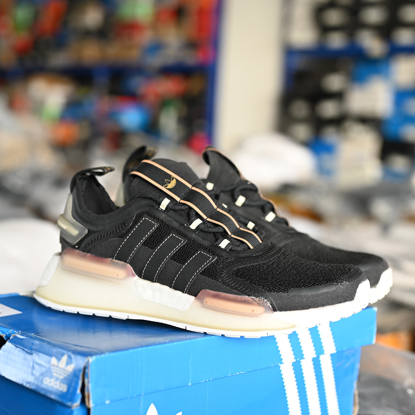 阿迪达斯女子NMD_V3透气跑步鞋