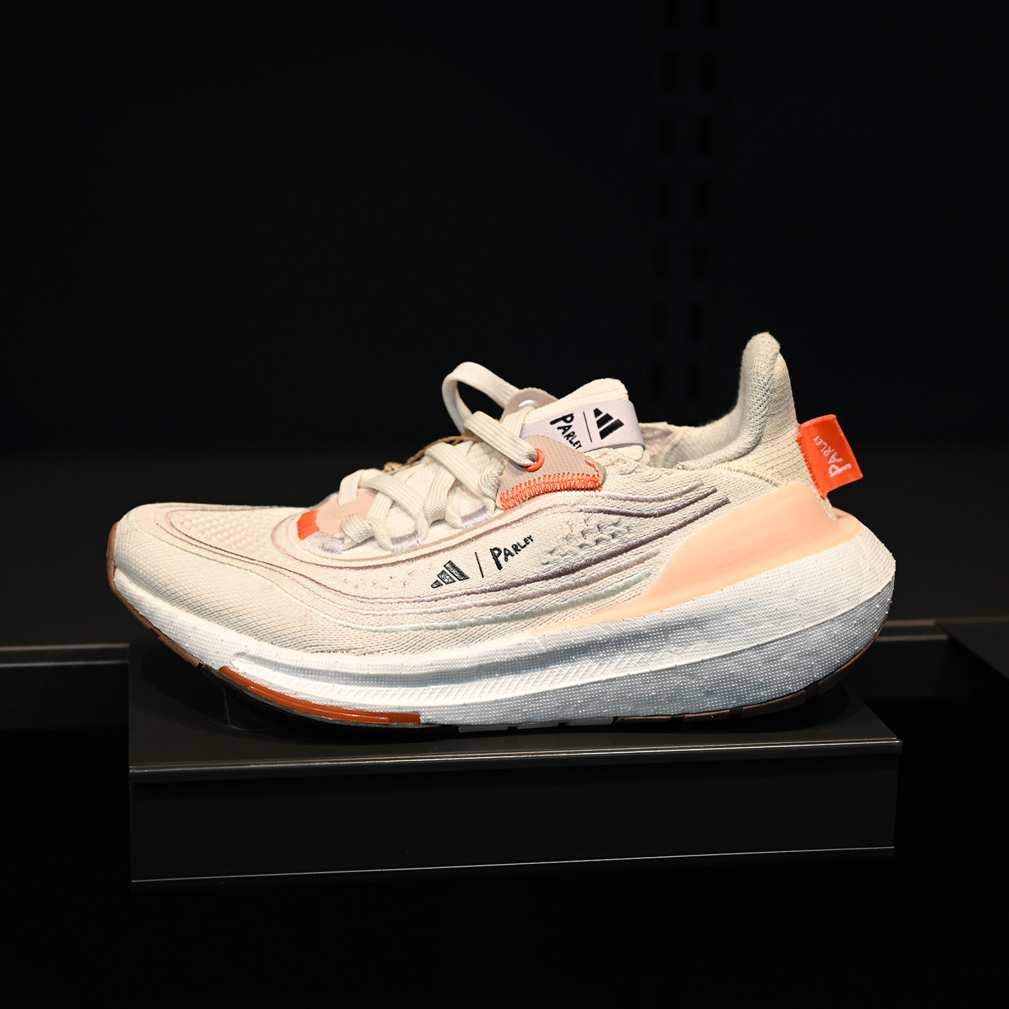 Adidas/阿迪达斯 Ultraboost Light 女子缓震耐磨跑步鞋 HQ1401