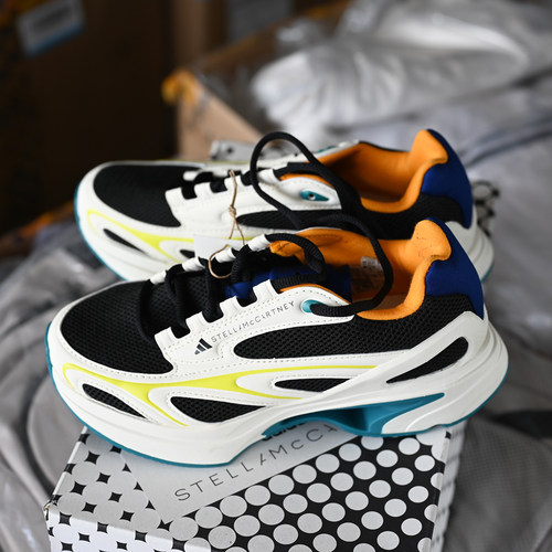 阿迪达斯女子缓震耐磨运动跑步鞋