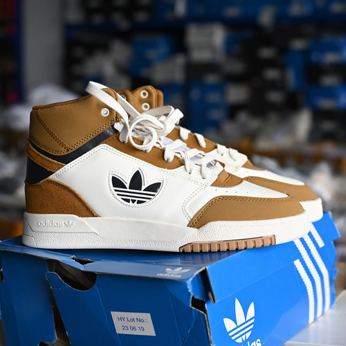 阿迪达斯三叶草男子防滑耐磨板鞋